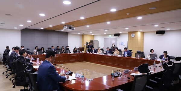 더불어민주당 어기구 의원은 16일 국회 의원회관 제8간담회의실에서 '탄소중립 대응을 위한 녹색 철강 정책토론회'를 개최한 가운데, 좌장을 맡은 어기구 의원이 발언하고 있다. / 어기구 의원 제공