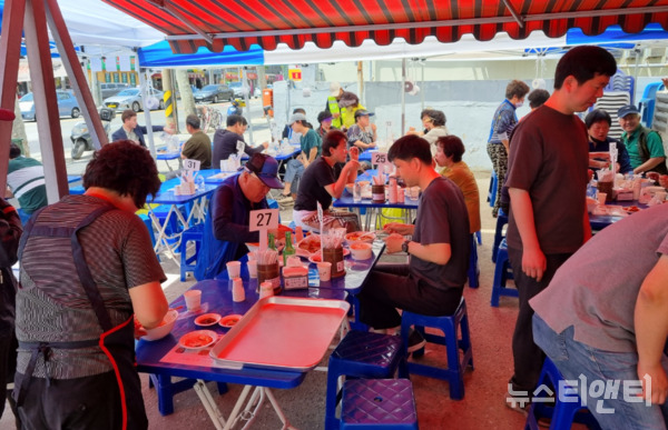 대전 중구 부사동은 17일 부사동 자생단체협의회 주관으로 사랑 나눔 바자회를 개최했다고 밝혔다. (사진=행사 현장 / 중구 제공)