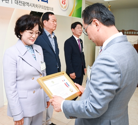 전명자 대전 서구의회 의장은 지난 16일 계룡스파텔에서 열린 대한민국시군자치구의회의장협의회 제249차 시·도 대표회의에서 '대한민국지방의정봉사상'을 수상한 가운데, 전명자 의장이 최봉환 대한민국시군자치구의회의장협의회 회장으로부터 '대한민국지방의정봉사상'을 수상하고 있다. / 대전 서구의회 제공
