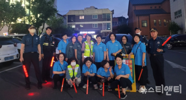 대전둔산경찰서는 지난 17일 갈마1동 자율방범대와 야간 합동순찰을 실시했다고 밝혔다. / 둔산서 제공