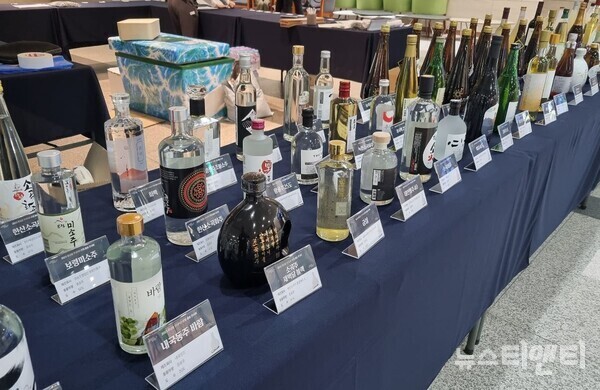 충남도가 지역 전통주 ‘2023 충남술 톱 텐(TOP 10)’을 발표했다. (사진=도민평가를 위해 전시한 충남전통주) 