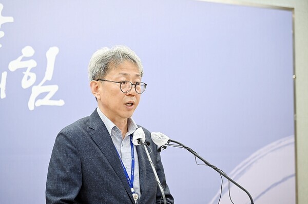 오진기 충남도 농림축산국장이 23일 도청 프레스센터에서 민선8기 정례 브리핑을 갖고 “구제역으로부터 도내 축산농장을 지켜내기 위해 백신 접종은 물론, 농장 내외부 소독, 출입 통제 등 방역에 총력을 다할 것”이라고 발표하고 있다. / 충남도청 제공