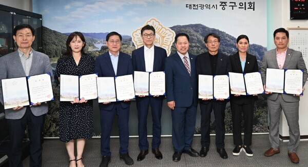 대전 중구의회는 24일 의장실에서 공무국외출장 심사위원 위촉식을 개최했다고 밝혔다. / 대전 중구의회 제공