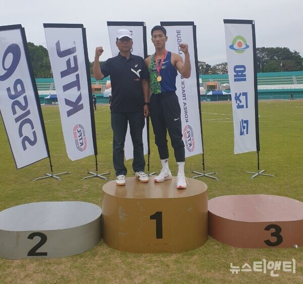 대전시설관리공단 육상선수단 소속 한두현(29) 선수가 지난 24일 ‘2023 예천 전국실업육상대회’에서 남자 장대높이뛰기 일반부 우승을 차지했다.