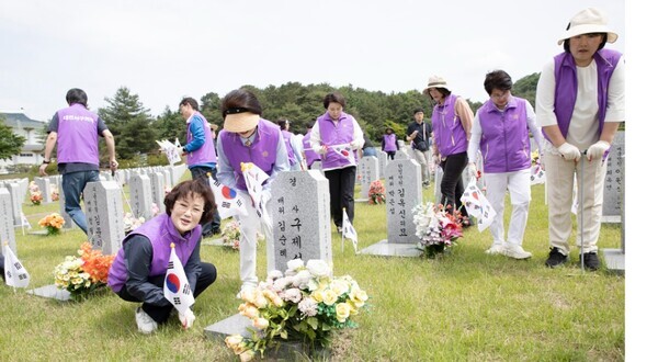 대전 서구의회는 26일 다가오는 현충일을 맞아 대전 유성구 갑동에 위치한 국립대전현충원에서 자원봉사활동을 실시했다고 밝혔다. / 대전 서구의회 제공