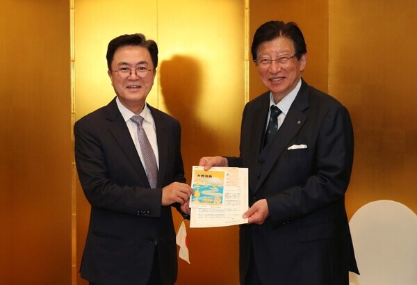 김태흠 충남지사는 27일 6박 7일 동안 구마모토현·오사카·나라현·시즈오카현·도교 등을 차례로 방문하는 일본 출장 일정을 마무리하고 귀국한 가운데, 시즈오카현지사에게 대백제전 초청장을 전달하고 있다. / 충남도청 제공