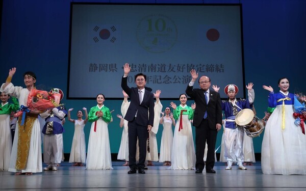 김태흠 충남지사는 27일 6박 7일 동안 구마모토현·오사카·나라현·시즈오카현·도교 등을 차례로 방문하는 일본 출장 일정을 마무리하고 귀국한 가운데, 충남도와 시즈오카현 우호 협력 10주년 기념공연이 진행되고 있다. / 충남도청 제공