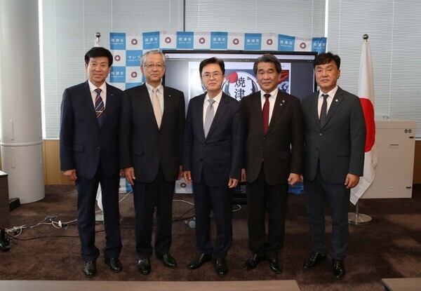 김태흠 충남지사는 27일 6박 7일 동안 구마모토현·오사카·나라현·시즈오카현·도교 등을 차례로 방문하는 일본 출장 일정을 마무리하고 귀국한 가운데, 시즈오카현 야이즈시를 방문하여 기념촬영을 하고 있다. / 충남도청 제공