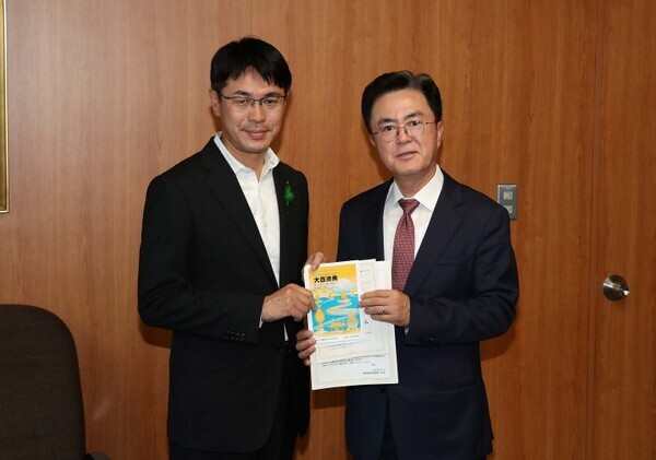 김태흠 충남지사는 27일 6박 7일 동안 구마모토현·오사카·나라현·시즈오카현·도교 등을 차례로 방문하는 일본 출장 일정을 마무리하고 귀국한 가운데, 나라현지사에게 대백제전 초청장을 전달하고 있다. / 충남도청 제공