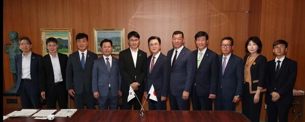 김태흠 충남지사는 27일 6박 7일 동안 구마모토현·오사카·나라현·시즈오카현·도교 등을 차례로 방문하는 일본 출장 일정을 마무리하고 귀국한 가운데, 나라현을 방문해 관계자들을 접견한 후 기념촬영을 하고 있다. / 충남도청 제공