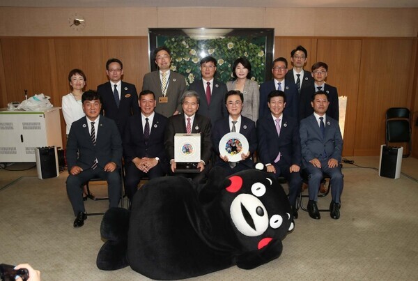 김태흠 충남지사는 27일 6박 7일 동안 구마모토현·오사카·나라현·시즈오카현·도교 등을 차례로 방문하는 일본 출장 일정을 마무리하고 귀국한 가운데, 40주년 기념 로고 발표회를 진행하고 있다. / 충남도청 제공