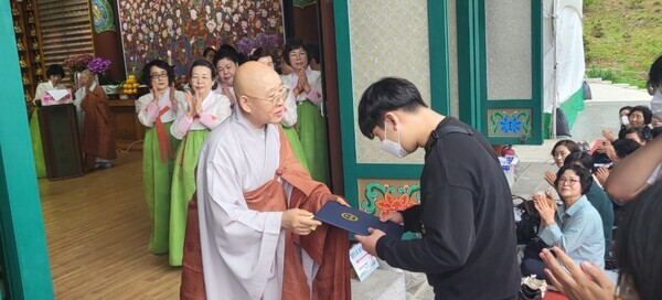 세종시 금남면 송림사가 지난 27일 부처님 오신 날을 맞이해 관내 중·고등학생 10명에게 장학금을 전달했다.