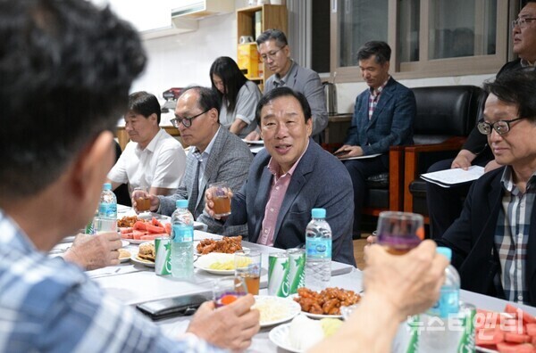 최민호 세종시장이 26일 관정1리 마을회관에서 주민들과 대화를 하고 있다. / 세종특별자치시 제공