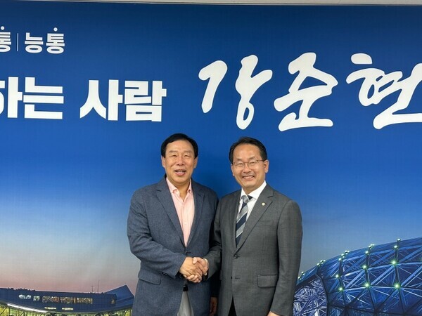 최민호세종 시장은 대체공휴일인 29일 조치원읍에 위치한 더불어민주당 강준현 국회의원 사무실을 방문해 강준현 의원과 환담을 갖고 시정 주요 현안을 논의했다고 밝혔다(사진 왼쪽부터 최민호 세종시장, 강준현 의원). / 세종시청 제공