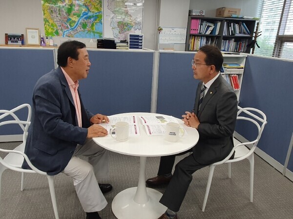 최민호세종 시장은 대체공휴일인 29일 조치원읍에 위치한 더불어민주당 강준현 국회의원 사무실을 방문해 강준현 의원과 환담을 갖고 시정 주요 현안을 논의했다고 밝혔다(사진 왼쪽부터 최민호 세종시장, 강준현 의원). / 세종시청 제공