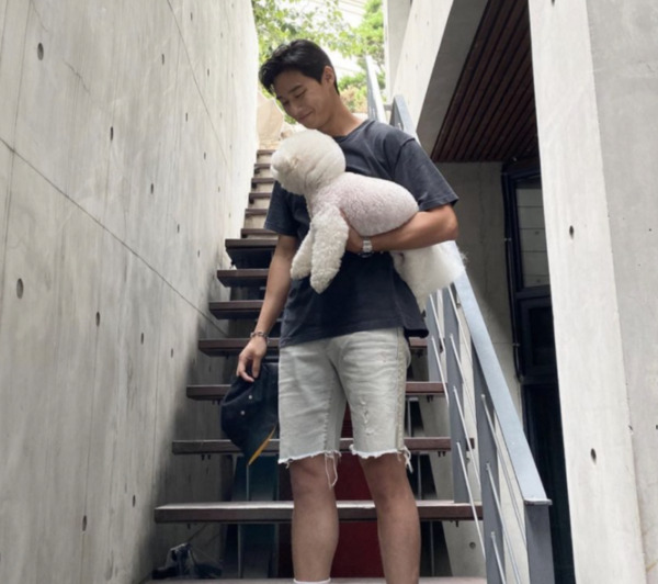 배우 박서준과 반려견 심바 / 박서준 인스타