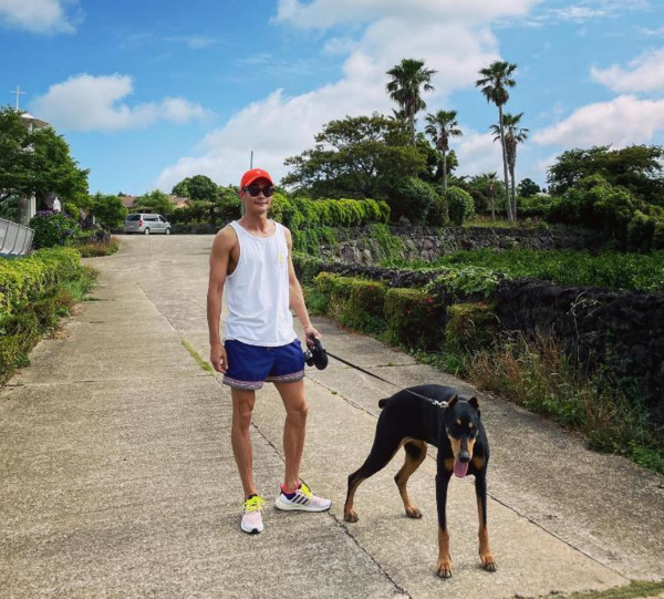 배우 배정남과 반려견 벨 / 배정남 인스타