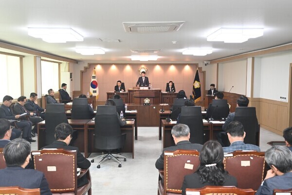 대덕구의회는 다음 달 1일부터 16일까지 열리는 제269회 제1차 정례회에서 조례안 등 안건 심의를 비롯해 구정질문과 5분 발언을 진행한다고 밝혔다. 사진은 지난 회기 본회의 진행 모습 / 뉴스티앤티 DB