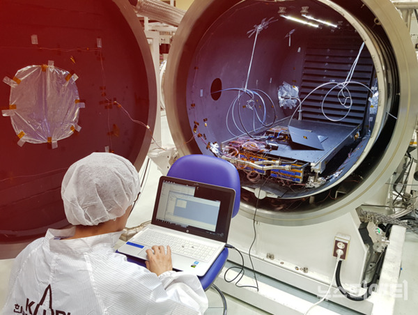 지난 25일 우주 발사체 누리호 3호의 성공적인 발사가 이뤄진 가운데 항행용 무선기기 제조기업 두시텍이 개발한 GPS/Galileo 복합수신기(이하 GNSS 복합수신기)가 차세대 소형위성 2호에 탑승, 우주기술 검증에 큰 역할을 했다. (사진=한국항공우주연구원이 GNSS 복합수신기를 점검하고 있다. / 두시텍 제공)