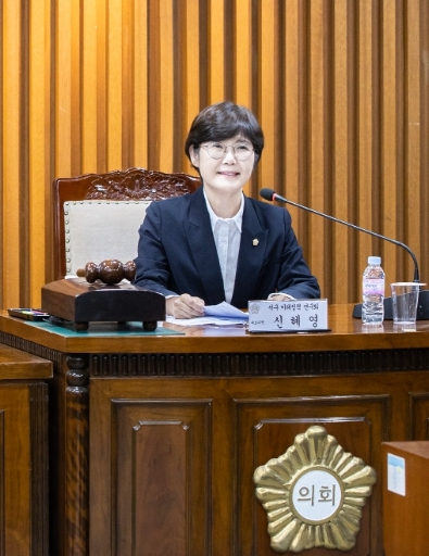 대전 서구의회는 2일 의회 행정자치위원회 회의실에서 의원연구단체인 서구 미래정책연구회가 서구 어린이 보호구역 안전 확보 방안에 대한 초청특강과 간담회를 개최했다고 밝혔다. 사진은 미래정책연구회 대표를 맡고 있는 신혜영 의원 / 대전 서구의회 제공