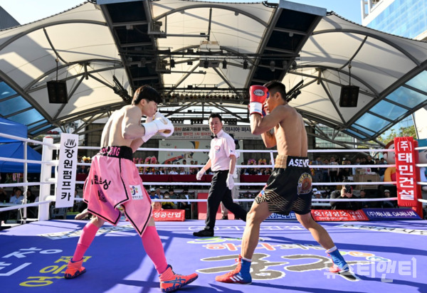 대전 중구는 지난 3일 대흥동 우리들공원에서 제14회 대전효문화뿌리축제의 성공 기원 사전 행사로, ‘WBF 아시아 퍼시픽 페더급 1차 방어전’ 복싱 경기를 개최했다고 밝혔다. (사진=송재성 선수(왼쪽)와 아세니에 선수가 대치하고 있다. / 중구 제공)