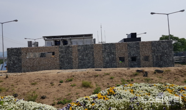 대전 동구는 우기철 집중호우에 따른 전기실 침수에 대비해 지난 2021년부터 올해까지 3년간에 걸쳐 대전역 지하차도 등 12개소에 대한 전기실 배전시설 지상화 사업을 6월 완료한다고 밝혔다. (사진=대전역지하차도 배수펌프장 배전시설 / 동구 제공)