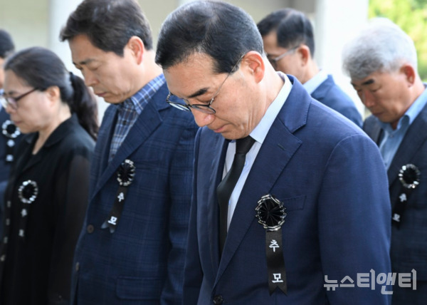 대전 중구는 6일 제68회 현충일을 맞아 대전보훈공원에서 조국을 위해 목숨을 바치신 순국선열과 호국영령을 추모하는 참배를 실시했다고 밝혔다. (사진=김광신 구청장이 묵념하고 있다. / 중구 제공)