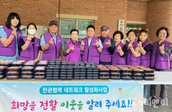 대전 중구는 지난 5일 호국보훈의 달을 맞아 부사동 지역사회보장협의체가 저소득 국가보훈대상자 40세대에 사랑의 밑반찬을 전달했다고 밝혔다. (사진=행사 기념 촬영 / 중구 제공)