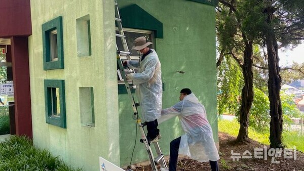 세종시 조치원읍과 조치원읍 주민자치회가 6월 호국보훈의 달을 맞이해 2023년 마을계획사업으로 침산리 침산공원을 재정비했다.(사진=조치원읍 주민자치회 위원들이 3일 침산공원 화장실 외벽에 페인트 작업을 하고 있다.)