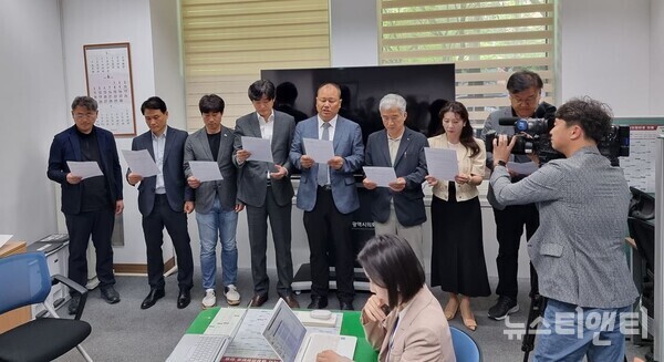 대전체육포럼·종목단체회장단이 5일 대전시의회 기자실에서 기자회견을 갖고 문체부와 대한체육회에 2027 충청권 하계U대회 조직위 설립을 촉구하고 있다. / 뉴스티앤티