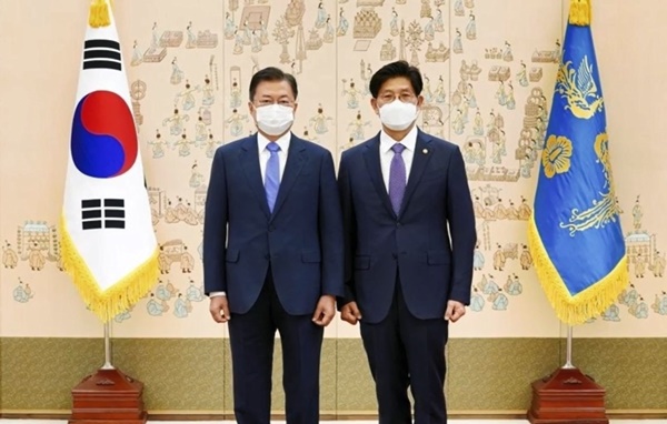 문재인 대통령과 노형욱 전)장관(사진=노형욱 국토교통연구소)