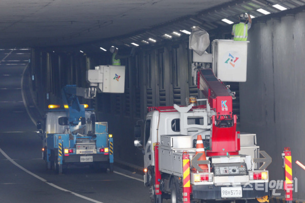 대전역 지하차도 LED 조명 설치사업이 추진돼 조도 상향, 시야 확보 개선 등 운전자 운행환경이 개선된다. (사진=지하차도 작업 현장 / 대전 동구 제공)