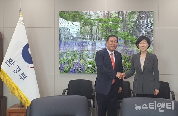 최민호 세종시장(왼쪽)이 12일 한화진 환경부 장관(오른쪽)을 면담한 가운데 기념촬영을 하고 있다. / 세종시 제공