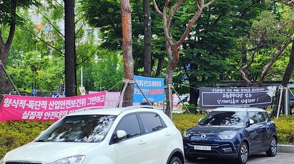 대전교육청지방공무원노동조합은 13일 "'학생 건강권 침해'하는 쟁위행위 과연 정당한 권리인가?"라는 제목의 보도자료를 배포하고, 교육청 1층 로비·현관 등 24시간 텐트 설치 및 의자 비치로 민원인 불편을 초래하고 있다고 주장했다. / 대전교육청지방공무원노동조합 제공