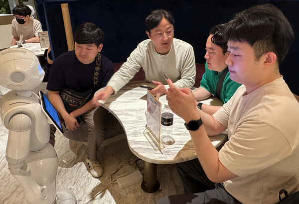 LG유플러스는 지난달 30일부터 오는 7월 14일까지 직원들을 대상으로 '우수사원 해외연수 프로그램'을 진행한다고 14일 밝혔다. 사진은 프로그램에 참여한 직원들이 일본 도쿄의 PEPPER PARLOR 카페에서 서비스 로봇 이용을 체험하고 있는 모습(제공=LG유플러스)
