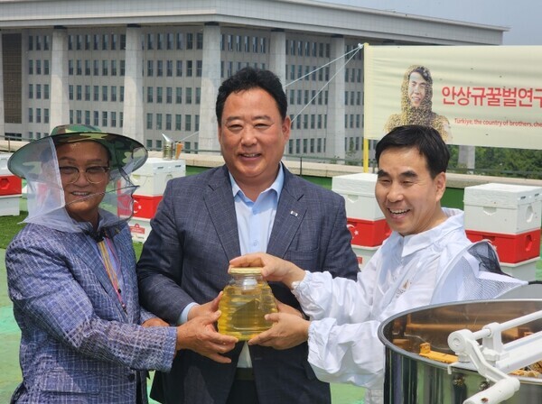 어기구 의원은 안상규꿀벌연구소 주최로 열린 '2023 국회 양봉장 꿀 뜨기 행사'에 참석하여 직접 채밀하며 꿀벌 집단폐사로 개체 수가 감소하고 있는 꿀벌의 중요성과 가치에 대한 관심을 촉구했다. / 어기구 의원 제공