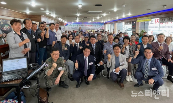 대전 중구 석교동은 15일 방위협의회 주관으로 관내 식당에서 국가유공자 100여 명을 초청해 위문 행사를 개최했다고 밝혔다. (사진=행사 기념 촬영 / 중구 제공)