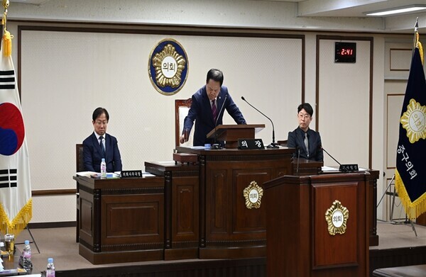대전 중구의회는 15일 제250회 제1차 정례회 제2차 본회의를 개의하고, 주요 현안에 대한 구정질문을 실시한 가운데, 윤양수 의장이 개회사를 마친 후 의사봉을 두드리고 있다. / 대전 중구의회 제공