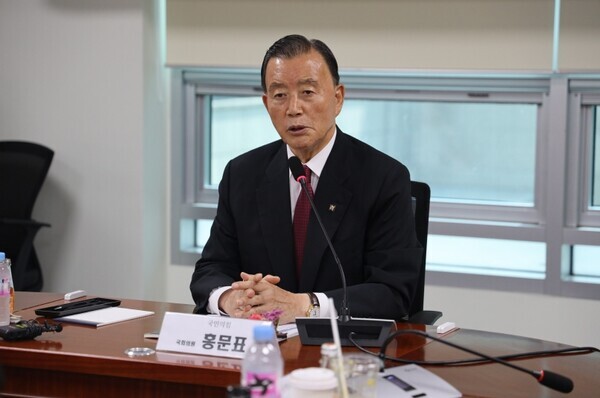 국민의힘 홍문표 의원은 15일 국회 의원회관 제2간담회실에서 '기후위기 시대 농어촌용수 가뭄·홍수 항구대책 마련'이라는 주제의 국회 토론회를 성황리에 마무리한 가운데, 홍문표 의원이 인사말을 하고 있다. / 홍문표 의원 제공