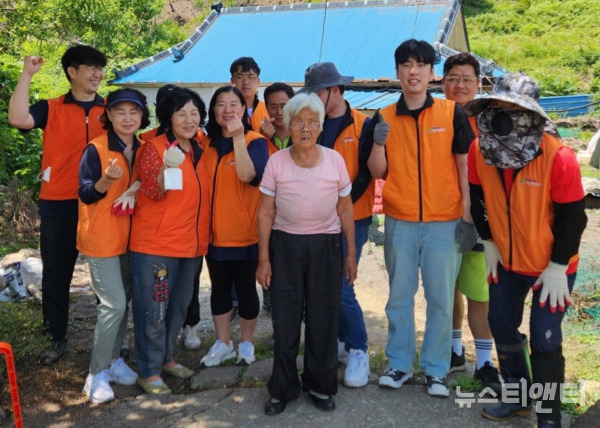 대전 중구는 산성동 복지만두레가 지난 17일 정생동 거주 소외계층을 대상으로 주거환경 개선사업을 진행했다고 밝혔다. (사진=행사 기념 촬영 / 중구 제공)