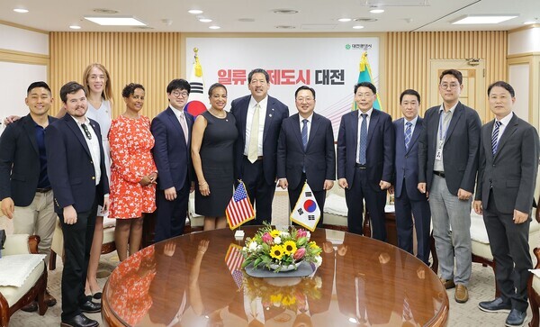이장우 대전시장이 19일 브루스 해럴(Bruce Harrell) 시애틀 시장을 접견하고 교류협력 확대 방안을 논의했다. / 대전시 제공