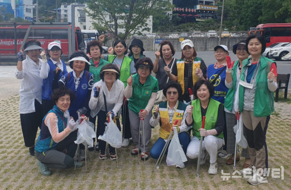 대전 중구여성단체협의회는 20일 보문산 환경정화 활동을 펼쳤다고 밝혔다. (사진=행사 기념 촬영 / 중구 제공)