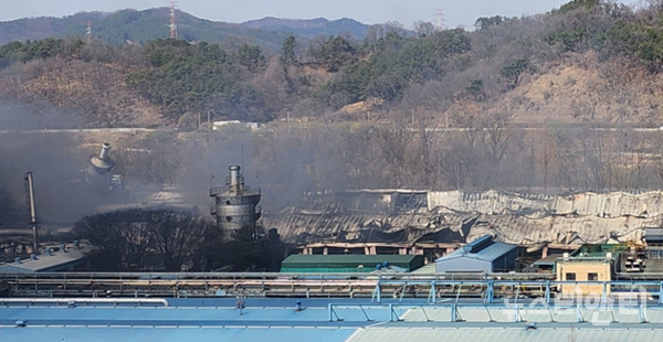 지난 3월 발생한 한국타이어 대전공장 화재 원인을 특정할 수 없다는 감식 결과가 나왔다. (사진=연소·붕괴된 공장 / 뉴스티앤티)