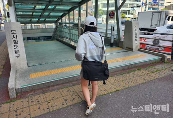 조소희 양이 등교하기 위해 도시철도입구로 걸어가고 있다. 20살인 그는 학업, 돌봄, 근로를 병행하고 있다. / 뉴스티앤티