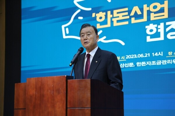 국민의힘 홍문표 의원은 21일 충남도서관 문화교육동 대강당에서 개최한 '한돈산업육성법 도입을 위한 현장 정책 토론회'에 전국 500여명의 전국 한돈농가가 모여 성황리에 마무리된 가운데, 홍문표 의원이 개회사를 하고 있다. / 홍문표 의원 제공