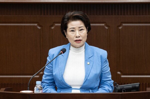 대전 서구의회는 21일 제276회 제1차 정례회 제2차 본회의에서 더불어민주당 전명자 의원과 더불어민주당 최미자 의원이 공동 발의한 사회서비스 분야 사회복무요원 사업의 지방이양 철회와 관련 예산 전액 국비 지원을 촉구한 가운데, 최미자 의원이 제안 설명을 하고 있다. / 대전 서구의회 제공