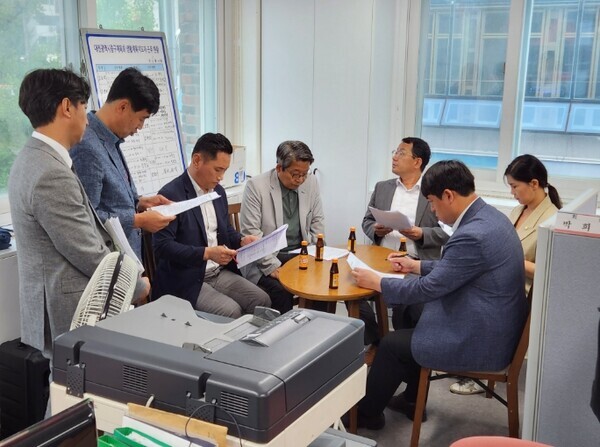 대전 중구의회 행정자치위원회는 지난 21일 중구체육회의 현재 사무실과 이전 대상지를 차례로 방문하고, 관계부서와 함께 현장 의견을 수렴하는 시간을 가졌다. / 대전 중구의회 제공