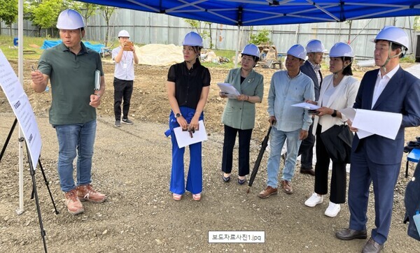 대전 중구의회 회도시위원회 소속 의원들이 지난 21일 대사동 도로개설공사 예정지와 중촌근린공원 물놀이장 공사현장을 방문하여 관계부서로부터 사업 내용을 청취하고 안전관리 실태를 점검하고 있다. / 대전 중구의회 제공