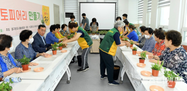 대전 중구는 석교동 자원봉사협의회가 지역 어르신과 함께하는 ‘나만의 반려식물 토피어리 만들기’를 추진한다고 22일 밝혔다. (사진=행사 현장 / 중구 제공)