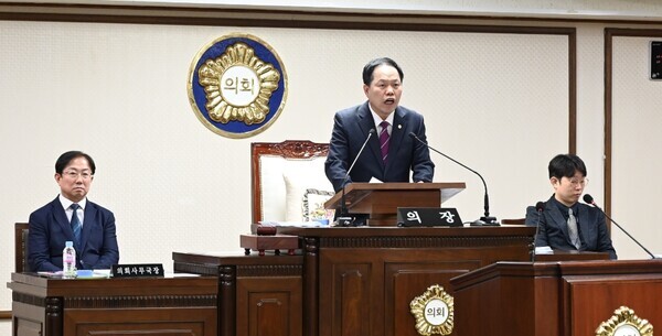 대전 중구의회는 23일 제250회 제1차 정례회 제3차 본회의를 끝으로 총 23일간 진행된 의사일정을 모두 마무리한 가운데, 윤양수 의장이 폐회를 선언하고 있다. / 대전 중구의회 제공